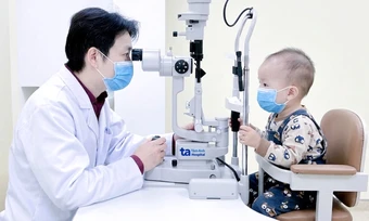 Bé trai hai tuổi ung thư võng mạc - Báo TinVina