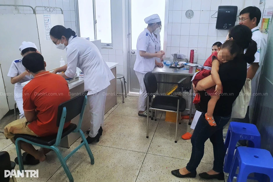 Bé trai lên cơn sợ nước và gầm gừ sau khi bị chó cắn, cấp cứu ở 2 bệnh viện Bé trai lên cơn sợ nước và gầm gừ sau khi bị chó cắn, cấp cứu ở 2 bệnh viện