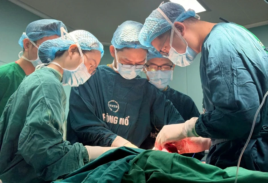 Bé trai mang khối u như mai rùa lần đầu đứng thẳng sau 6 lần phẫu thuật Bé trai mang khối u như mai rùa lần đầu đứng thẳng sau 6 lần phẫu thuật