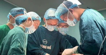Bé trai mang khối u như mai rùa lần đầu đứng thẳng sau 6 lần phẫu thuật