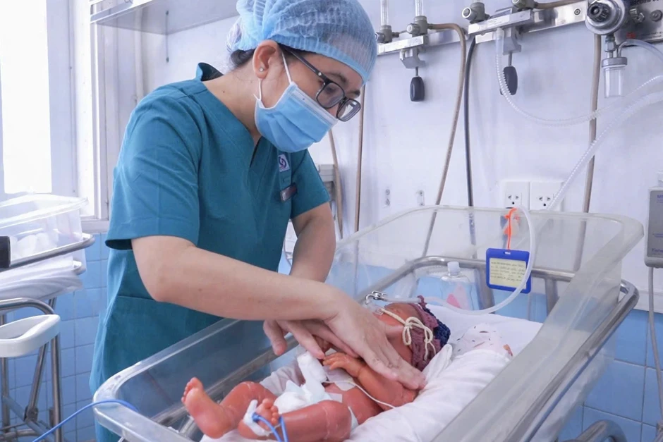 Bé trai ở TPHCM mắc căn bệnh hiếm gặp, vừa sinh ra đã có "vảy cá" Bé trai ở TPHCM mắc căn bệnh hiếm gặp, vừa sinh ra đã có "vảy cá"