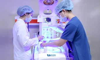 Bé trai sinh non viêm ruột hoại tử - Báo TinVina