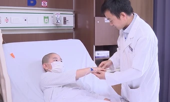 Bé trai tụ máu não sau va đập vùng đầu - Báo TinVina