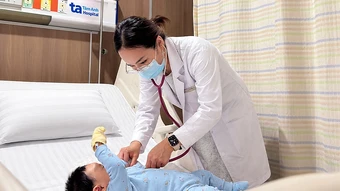 Bé trai viêm mô tế bào do độc tố kiến ba khoang - Báo TinVina