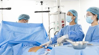 Bệnh nhân Campuchia vượt hàng trăm km sang Việt Nam cấp cứu viêm túi mật