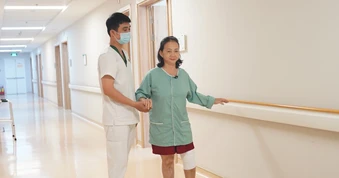 Bệnh nhân đầu tiên tại miền Trung được phẫu thuật thay khớp gối bằng robot