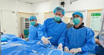 Bệnh nhân hẹp mạch vành không cần đặt stent nhờ công nghệ bóng phủ thuốc