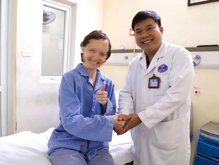 Bệnh nhân người Nga tự đi lại sau mổ u não 7 ngày