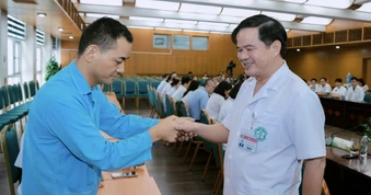 Bệnh nhân nói với bác sĩ BV Bạch Mai: "Cảm ơn vì tôi được sống để trở về"