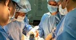 Bệnh nhân "quên" dụng cụ kết hợp xương 4 năm trong chân, vít bị tuôn đầu