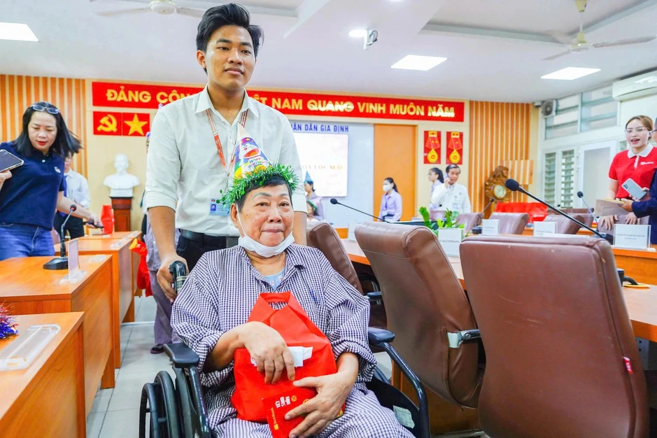 Bệnh nhân suy thận vỡ òa khi được làm điều "đầu tiên" sau 60 năm cuộc đời Bệnh nhân suy thận vỡ òa khi được làm điều "đầu tiên" sau 60 năm cuộc đời
