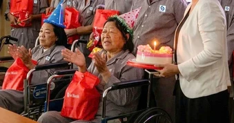 Bệnh nhân suy thận vỡ òa khi được làm điều "đầu tiên" sau 60 năm cuộc đời