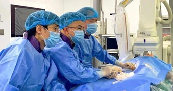 Bệnh nhân tim bẩm sinh tránh cuộc mổ mở nhờ kỹ thuật ít xâm lấn
