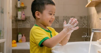Bệnh tay chân miệng diễn tiến nhanh, bác sĩ khuyến cáo nguyên tắc phòng bệnh ‘3 sạch’