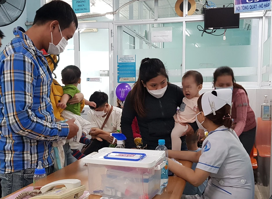 Bệnh tay chân miệng tăng sốc, TP.HCM cảnh báo ‘sóng dịch’ đe dọa trẻ nhỏ