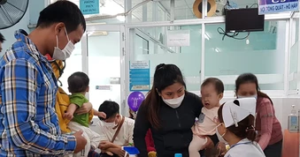 Bệnh tay chân miệng tăng sốc, TP.HCM cảnh báo ‘sóng dịch’ đe dọa trẻ nhỏ