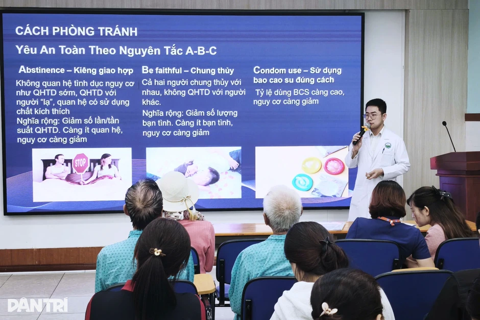Bệnh tình dục tăng mạnh: Bác sĩ chỉ nguyên tắc A-B-C để “yêu” an toàn Bệnh tình dục tăng mạnh: Bác sĩ chỉ nguyên tắc A-B-C để “yêu” an toàn