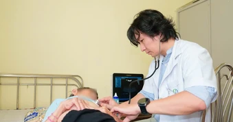 Bệnh trở nặng vì nỗi sợ 'làm phiền con'