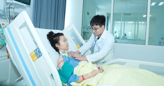 Bệnh viện Bạch Mai cơ sở Ninh Bình cứu bé gái sốc phản vệ sau ăn hải sản
