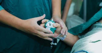 Bệnh viện Bạch Mai phẫu thuật tỉnh 500 ca điều trị hẹp động mạch cảnh
