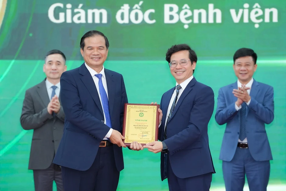 Bệnh viện Bạch Mai vinh danh 329 chuyên gia, người tài năng Bệnh viện Bạch Mai vinh danh 329 chuyên gia, người tài năng