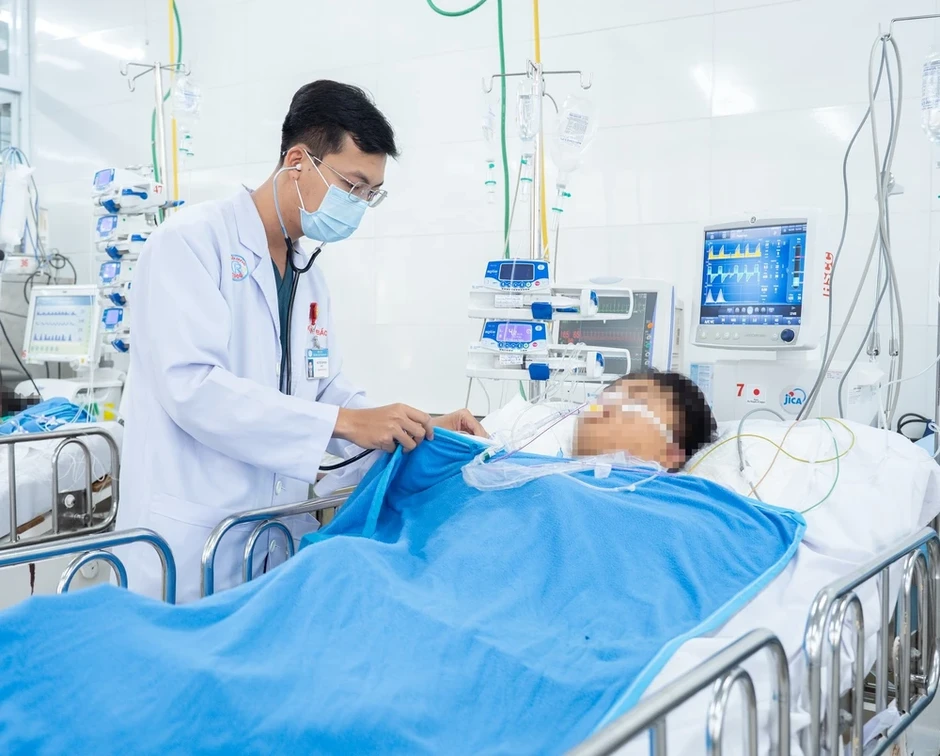 Bệnh viện Chợ Rẫy báo động đỏ: 8 giờ nghẹt thở cứu 2 nạn nhân vụ xe khách rơi xuống vực