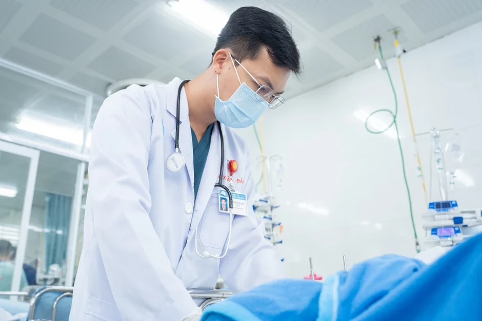 Bệnh viện Chợ Rẫy báo động đỏ: 8 giờ nghẹt thở cứu 2 nạn nhân vụ xe khách rơi xuống vực