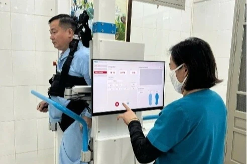 Bệnh viện công đầu tiên ứng dụng robot phục hồi dáng đi cho người bệnh Bệnh viện công đầu tiên ứng dụng robot phục hồi dáng đi cho người bệnh