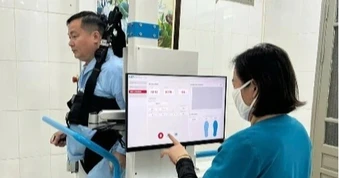 Bệnh viện công đầu tiên ứng dụng robot phục hồi dáng đi cho người bệnh
