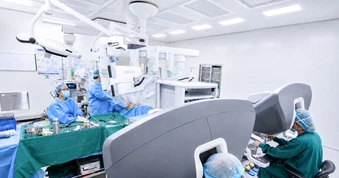 Bệnh viện đầu tiên tại Việt Nam sở hữu 2 "siêu robot" Mỹ, vừa làm điều chưa từng có khi mổ ung thư