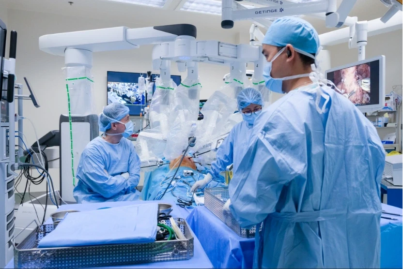 Bệnh viện FV phát trực tiếp phẫu thuật cắt dạ dày bằng robot da Vinci Xi Bệnh viện FV phát trực tiếp phẫu thuật cắt dạ dày bằng robot da Vinci Xi