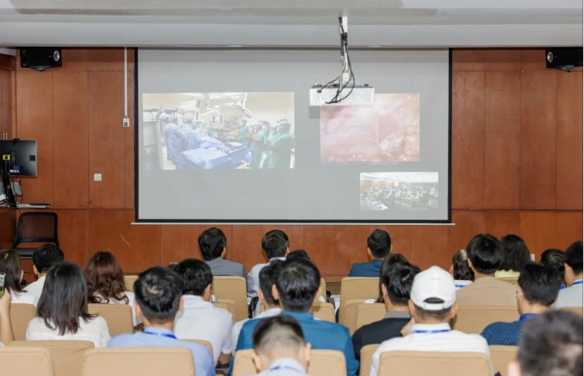 Bệnh viện FV phát trực tiếp phẫu thuật cắt dạ dày bằng robot da Vinci Xi Bệnh viện FV phát trực tiếp phẫu thuật cắt dạ dày bằng robot da Vinci Xi