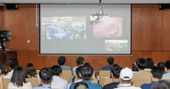 Bệnh viện FV phát trực tiếp phẫu thuật cắt dạ dày bằng robot da Vinci Xi