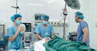 Bệnh viện Hữu nghị Việt Đức cấp cứu 2 ca đa chấn thương nặng từ vụ tai nạn xe khách trên cao tốc Pháp Vân-Cầu Giẽ