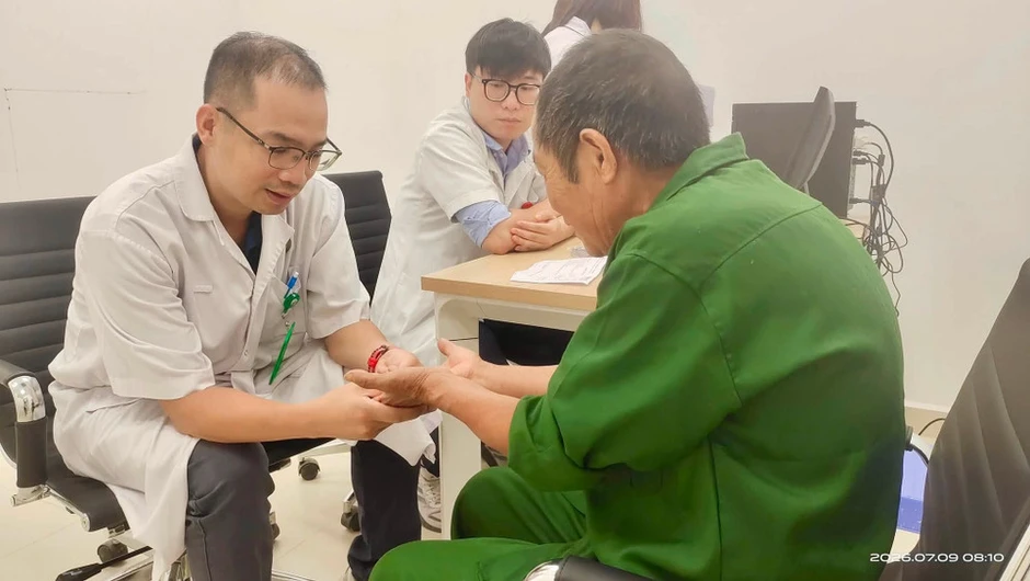 Bệnh viện Hữu nghị Việt Đức cơ sở Ninh Bình khởi đầu hành trình mới bằng hoạt động tri ân người có công