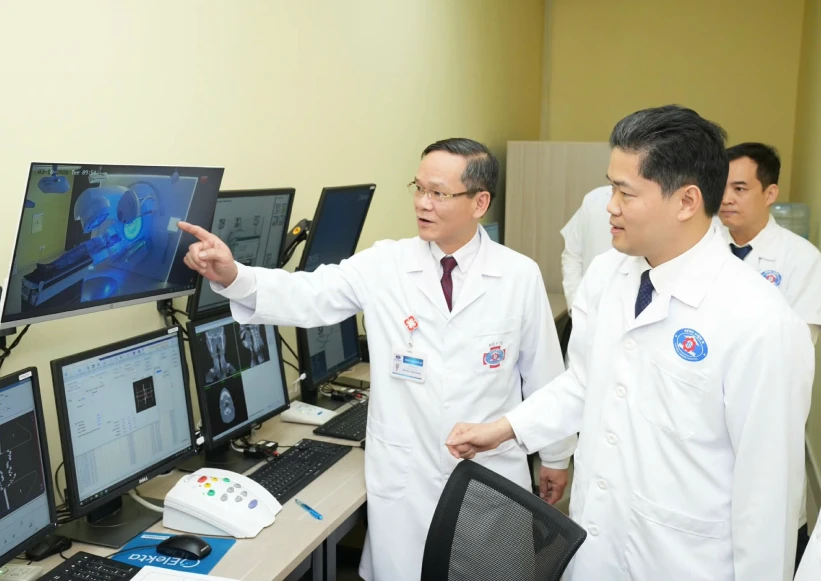 Bệnh viện K dùng hệ thống máy mới rút ngắn thời gian xạ trị còn 2-3 phút Bệnh viện K dùng hệ thống máy mới rút ngắn thời gian xạ trị còn 2-3 phút