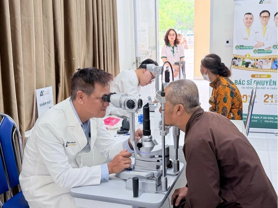 Bệnh viện Mắt Á Châu khám bệnh lý nhãn khoa miễn phí cho hơn 300 người dân Long Hải Bệnh viện Mắt Á Châu khám bệnh lý nhãn khoa miễn phí cho hơn 300 người dân Long Hải