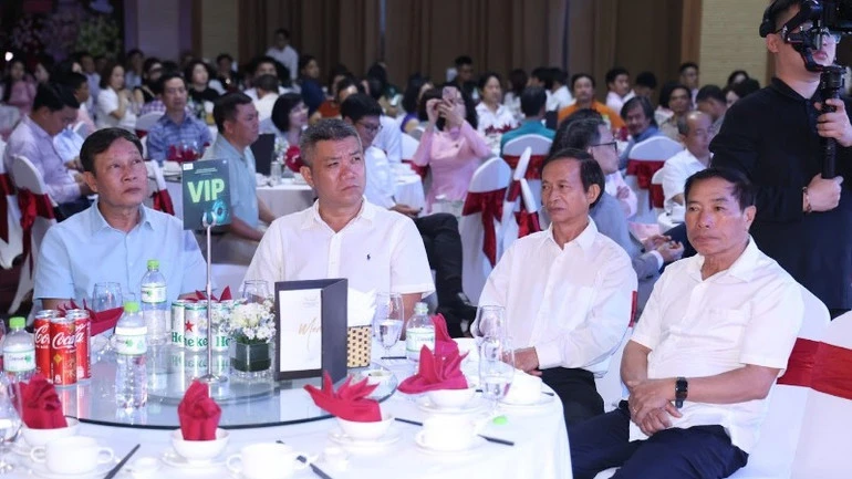 Bệnh viện Mắt Tây Nguyên 12 năm mang ánh sáng đến với người dân Bệnh viện Mắt Tây Nguyên 12 năm mang ánh sáng đến với người dân
