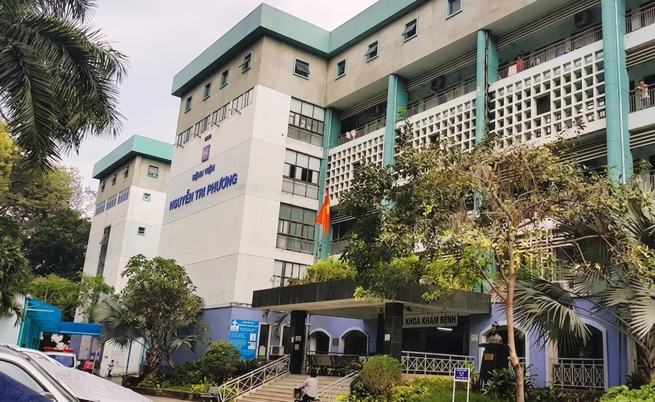 Bệnh viện ngưng làm việc với bảo vệ bị phản ánh 'lớn tiếng, nhận tiền giữ xe' Bệnh viện ngưng làm việc với bảo vệ bị phản ánh 'lớn tiếng, nhận tiền giữ xe'