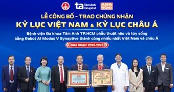 Bệnh viện Tâm Anh lập kỷ lục châu Á phẫu thuật não và cột sống bằng robot AI