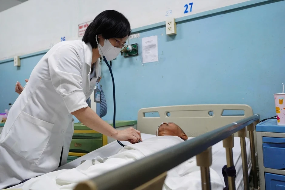 Bệnh viện tìm người thân cho cụ ông ngất xỉu ngoài đường Bệnh viện tìm người thân cho cụ ông ngất xỉu ngoài đường
