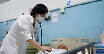 Bệnh viện tìm người thân cho cụ ông ngất xỉu ngoài đường