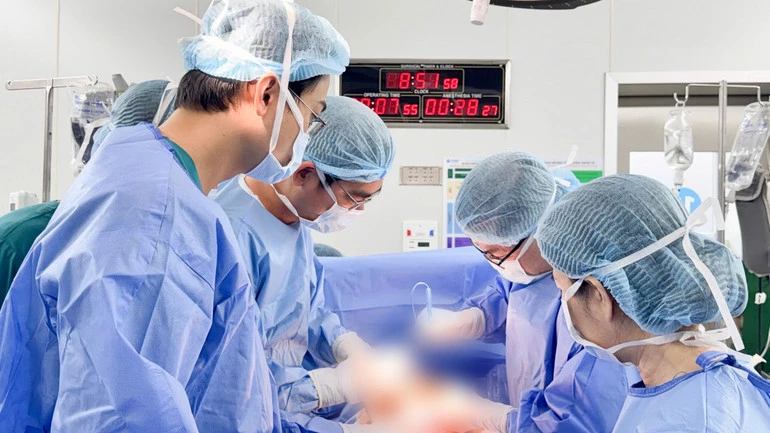 Bệnh viện Từ Dũ phẫu thuật bóc tách khối u xơ tử cung kích thước lớn hiếm gặp