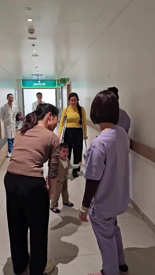 Bệnh viện từng trả về, bé trai sống thực vật đi lại được sau 3 tháng Bệnh viện từng trả về, bé trai sống thực vật đi lại được sau 3 tháng