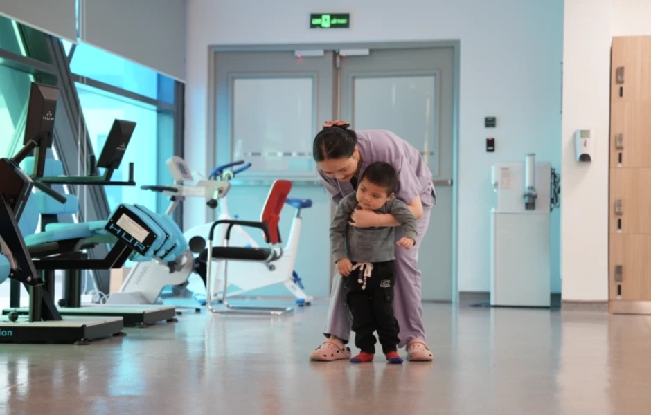 Bệnh viện từng trả về, bé trai sống thực vật đi lại được sau 3 tháng Bệnh viện từng trả về, bé trai sống thực vật đi lại được sau 3 tháng