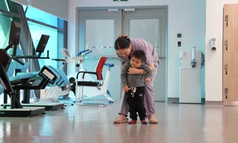 Bệnh viện từng trả về, bé trai sống thực vật đi lại được sau 3 tháng