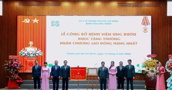Bệnh viện Ung bướu TPHCM đón nhận Huân chương Lao động Hạng Nhất