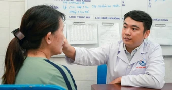 Bị lật mi mắt nặng sau phẫu thuật thẩm mỹ, quay lại thì cơ sở đã đóng cửa
