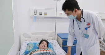 Bị mèo nhà cắn, người phụ nữ nguy kịch