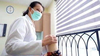 Bị thoái hóa khớp nên tiêm chất nhờn hay huyết tương? - Báo TinVina